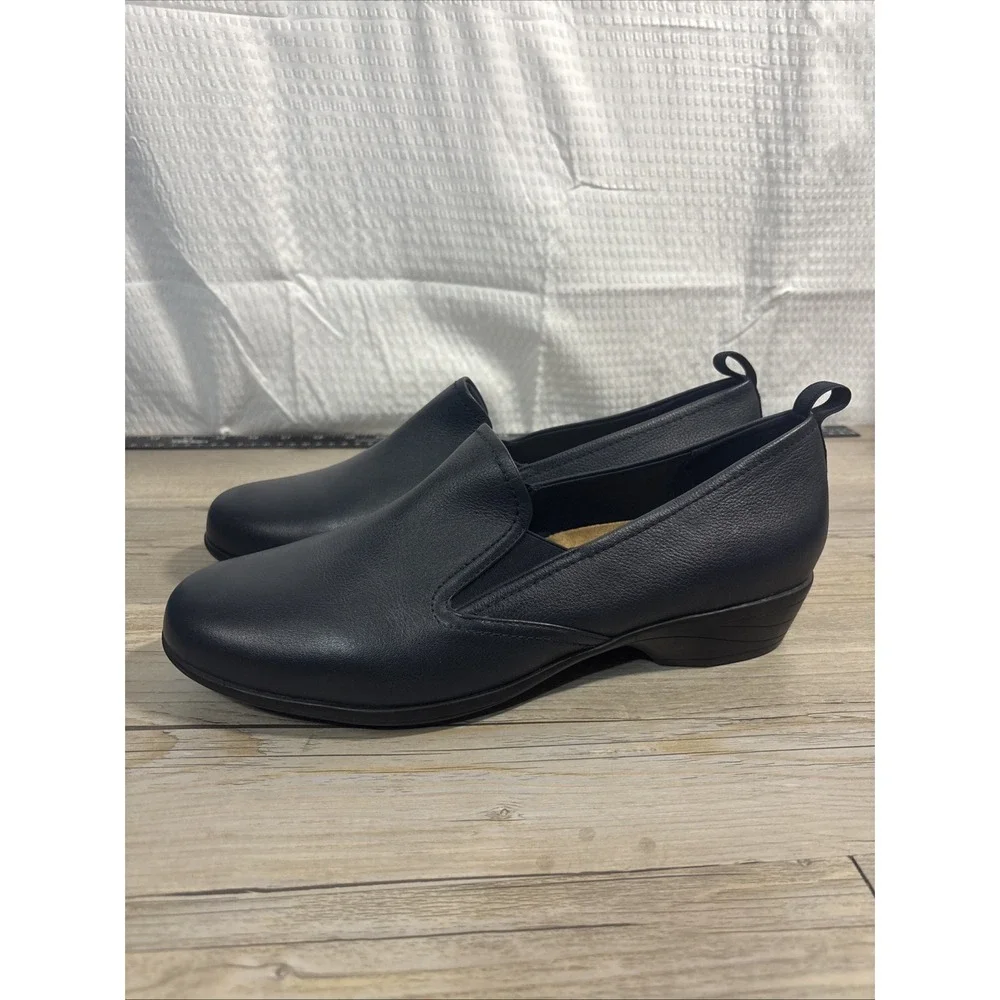 Women's 12 Wide Trotters Navy Blue Leather Reggie Loafers Slip On Comfort Shoe